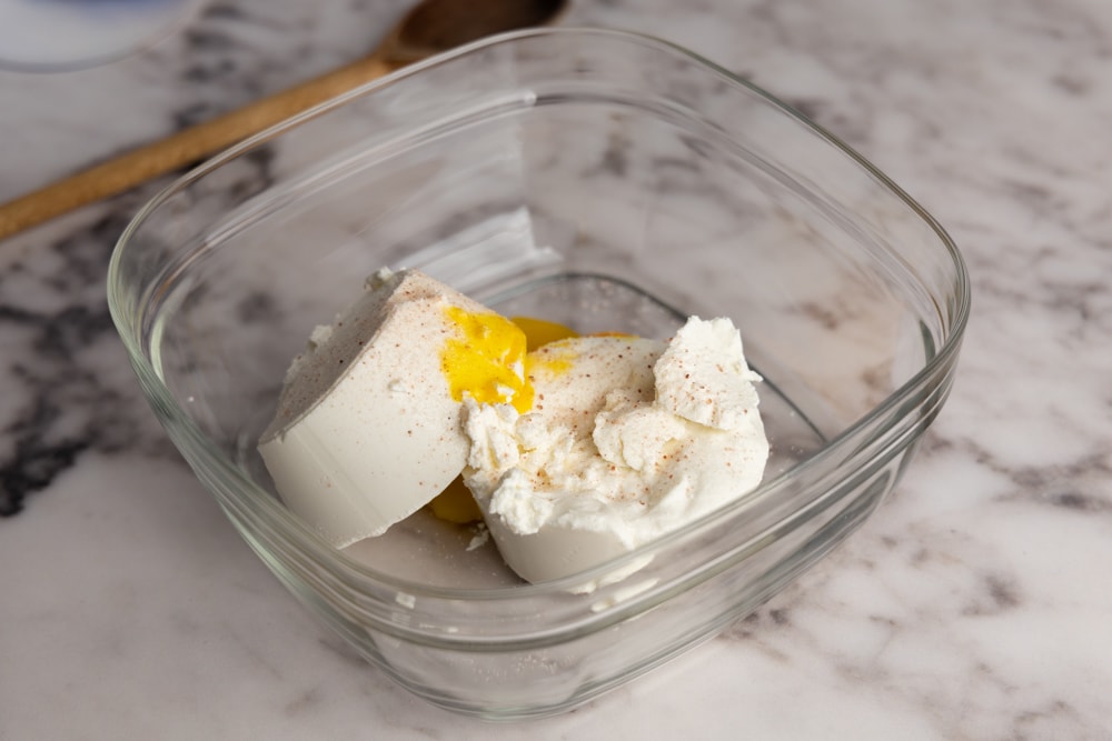 Combining ricotta yolks and salt