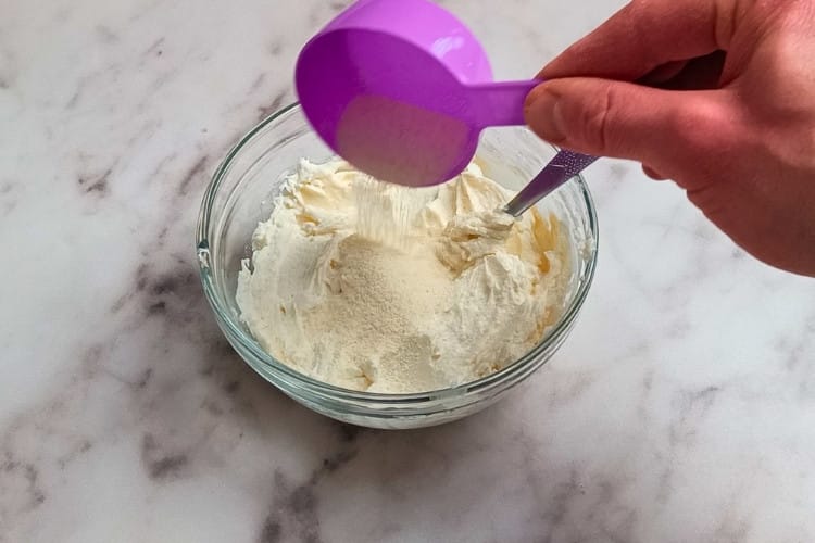 Cream cheese pierogi: adding semolina