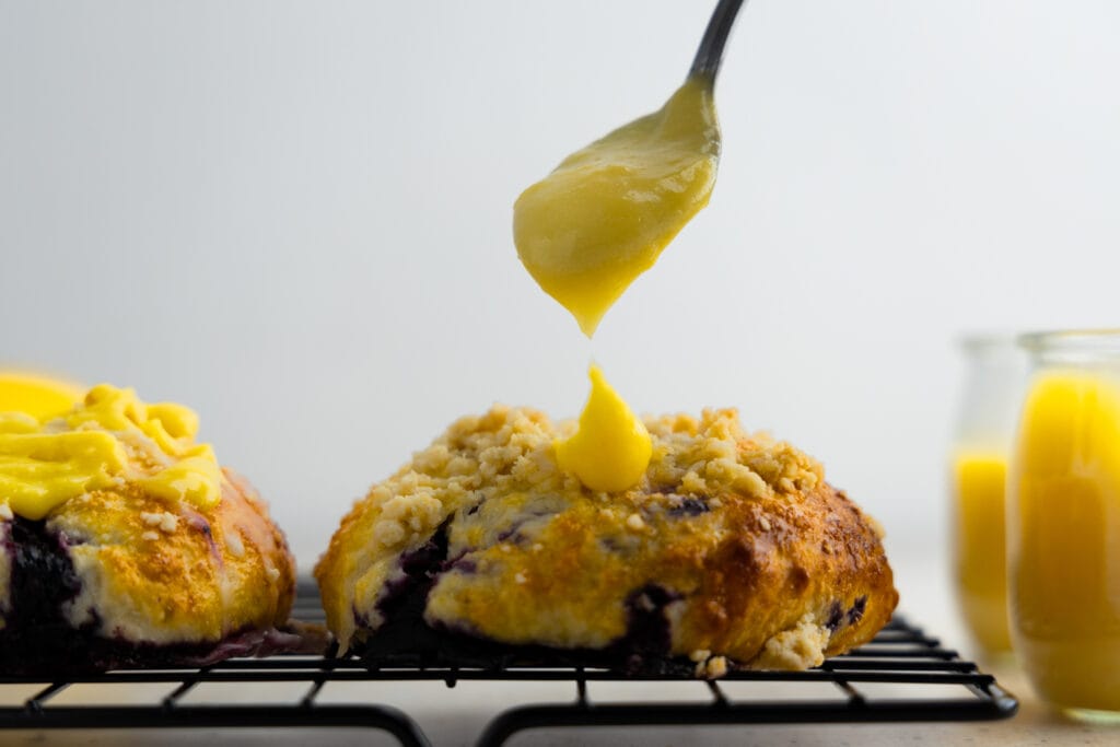 Blueberry buns topped with lemon curd