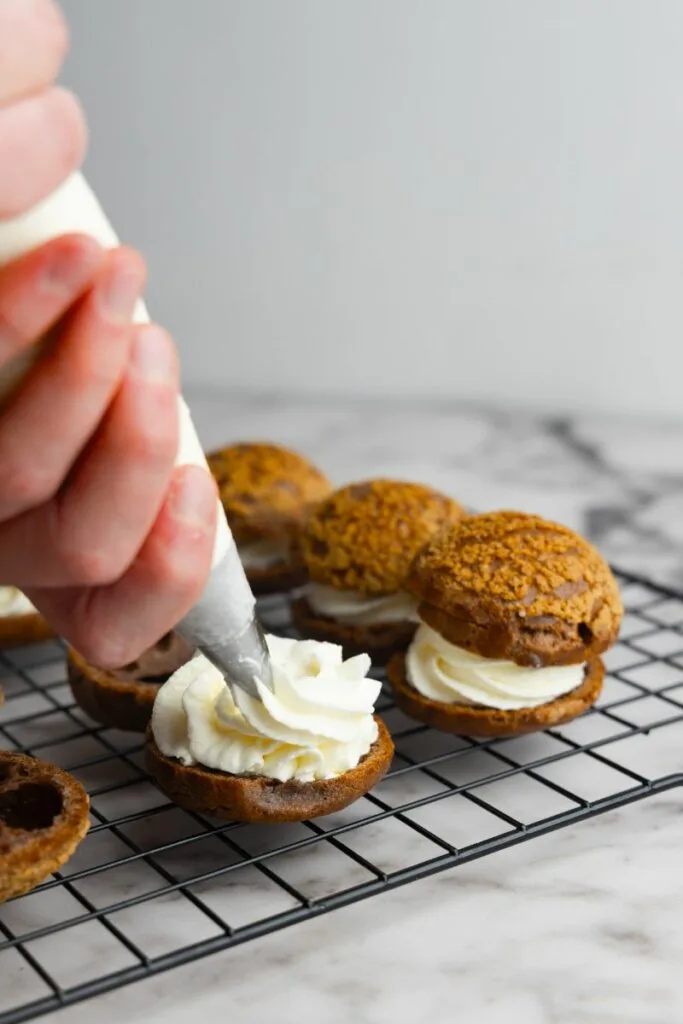 Filling pastry puffs with cream