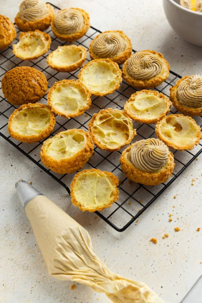 Coffee-flavored crème mousseline for cream puff pastries