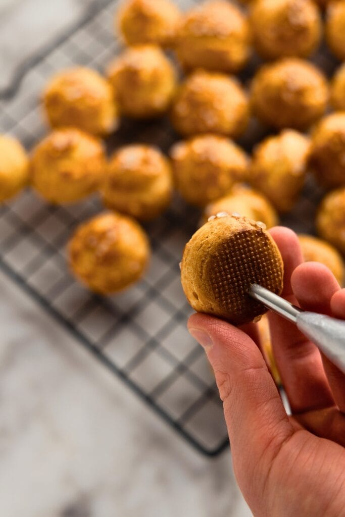 Filling chouquettes with pastry cream







