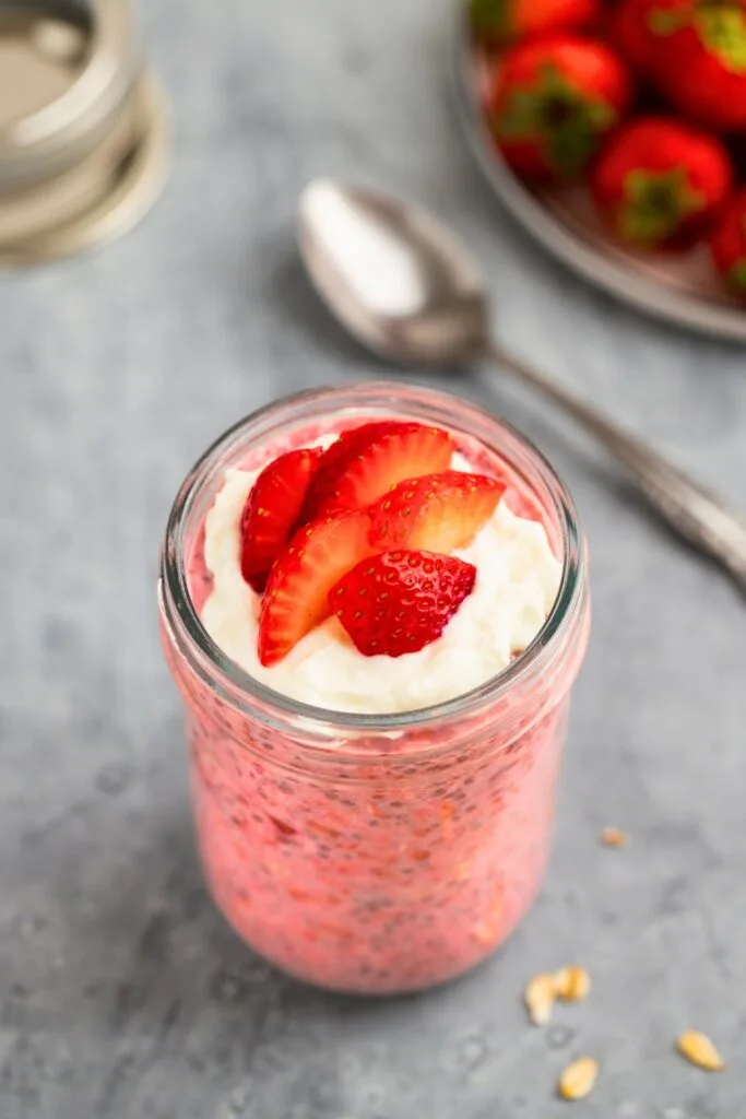 Fresh and healthy strawberry overnight oats