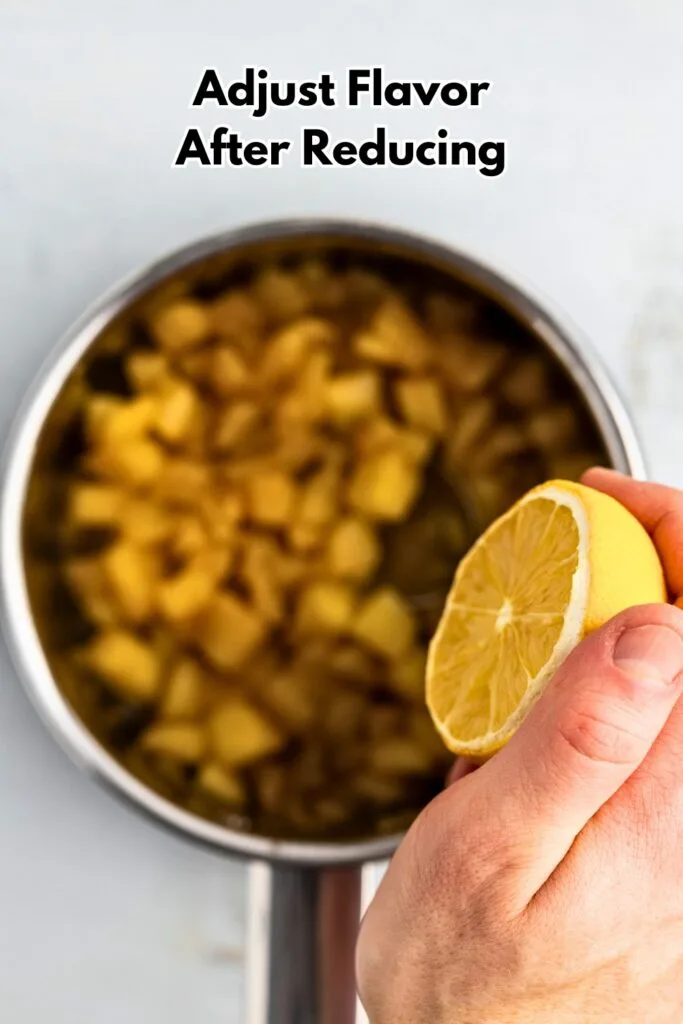 Adding lemon juice to compote photo