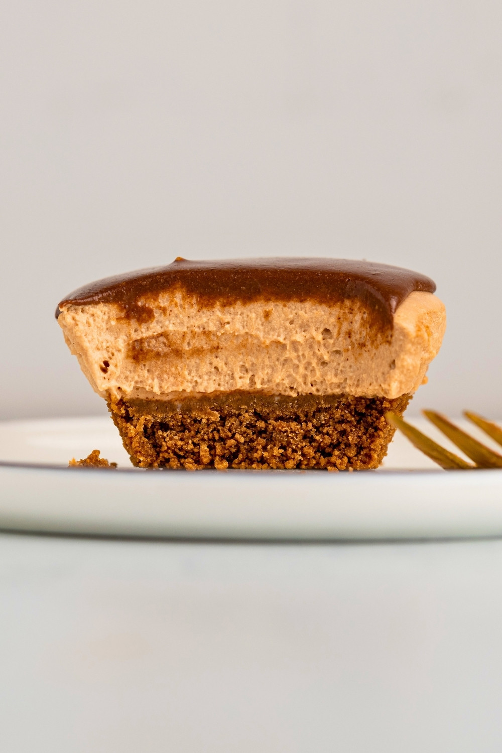 No bake mini chocolate cheesecake sliced