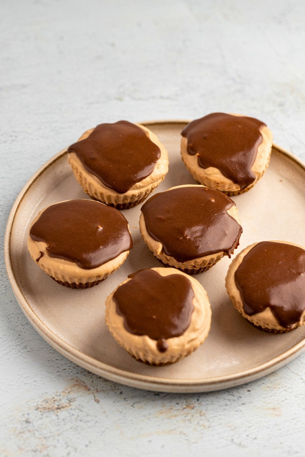 No bake mini chocolate cheesecakes plated